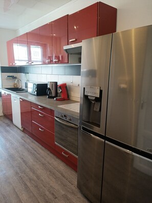Kühlschrank, Mikrowelle, Ofen, Herdplatte