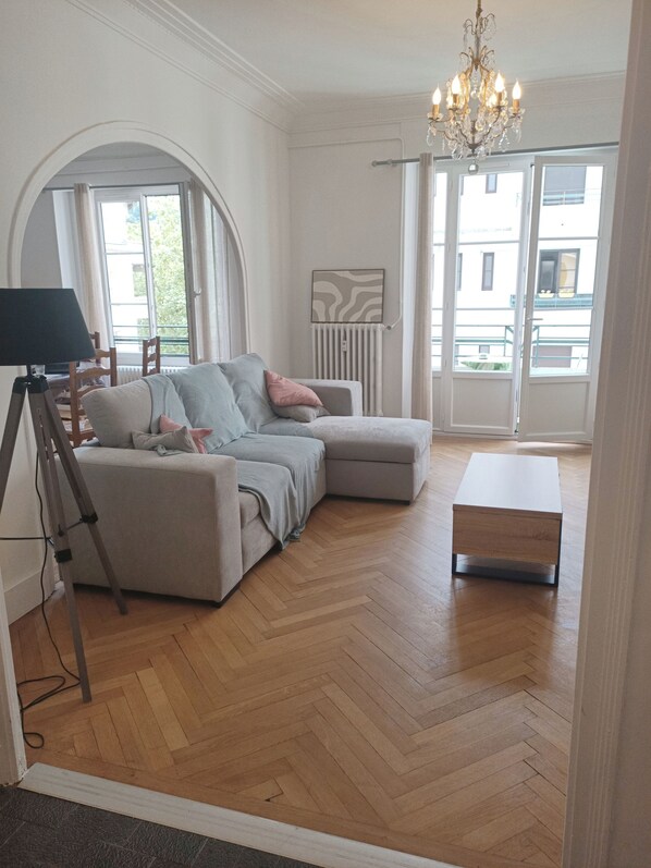 Fernseher, Bücher, Computerbildschirme