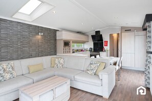 TV - swimming pool, entertainment complex, and children's play areas. (Longniddry)