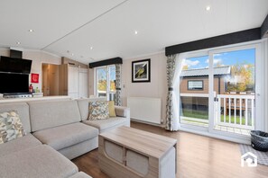 TV - swimming pool, entertainment complex, and children's play areas. (Longniddry)