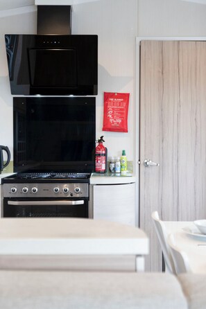 Jääkaappi, mikroaaltouuni, uuni, liesi