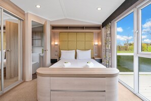 2 chambres, fer et planche à repasser, lit de bébé portatif