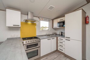 ثلاجة، ميكروويف، فرن، موقد طهي مسطح