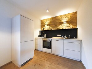 Réfrigérateur, un four, surface de cuisson, lave-vaisselle