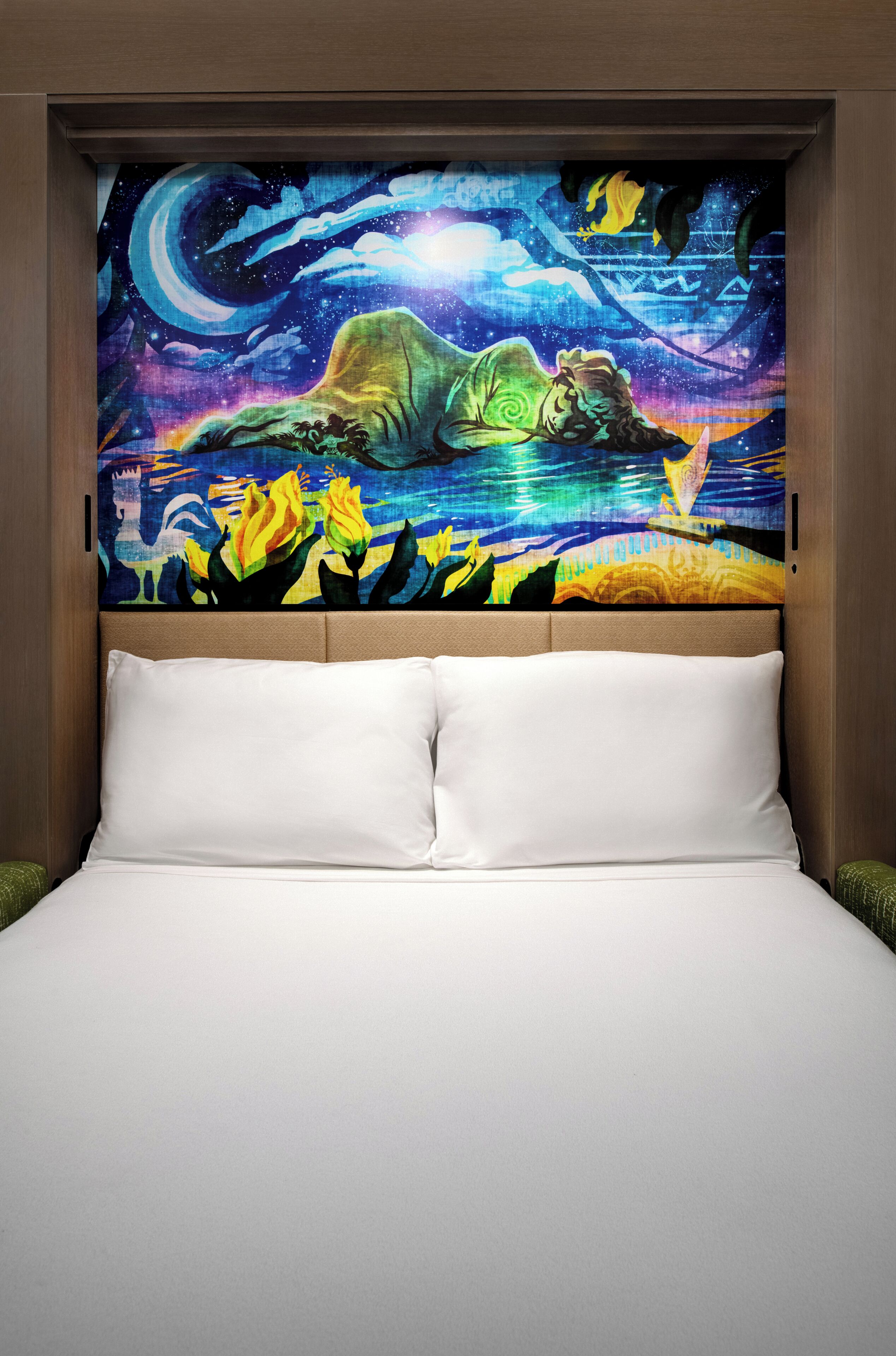 Un lit avec un matelas et des oreillers blancs, et une tête de lit ornée d’un tableau coloré représentant une scène cosmique.