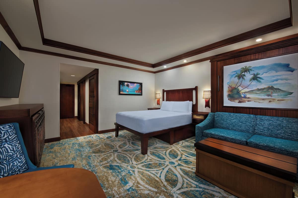 Deluxe Studio - Preferred View. Hearing accessible - visual alarms and notifications. 1 queen bed, 1