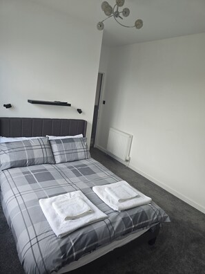 2 عدّة غرف نوم وواي فاي وملاءات أسرّة