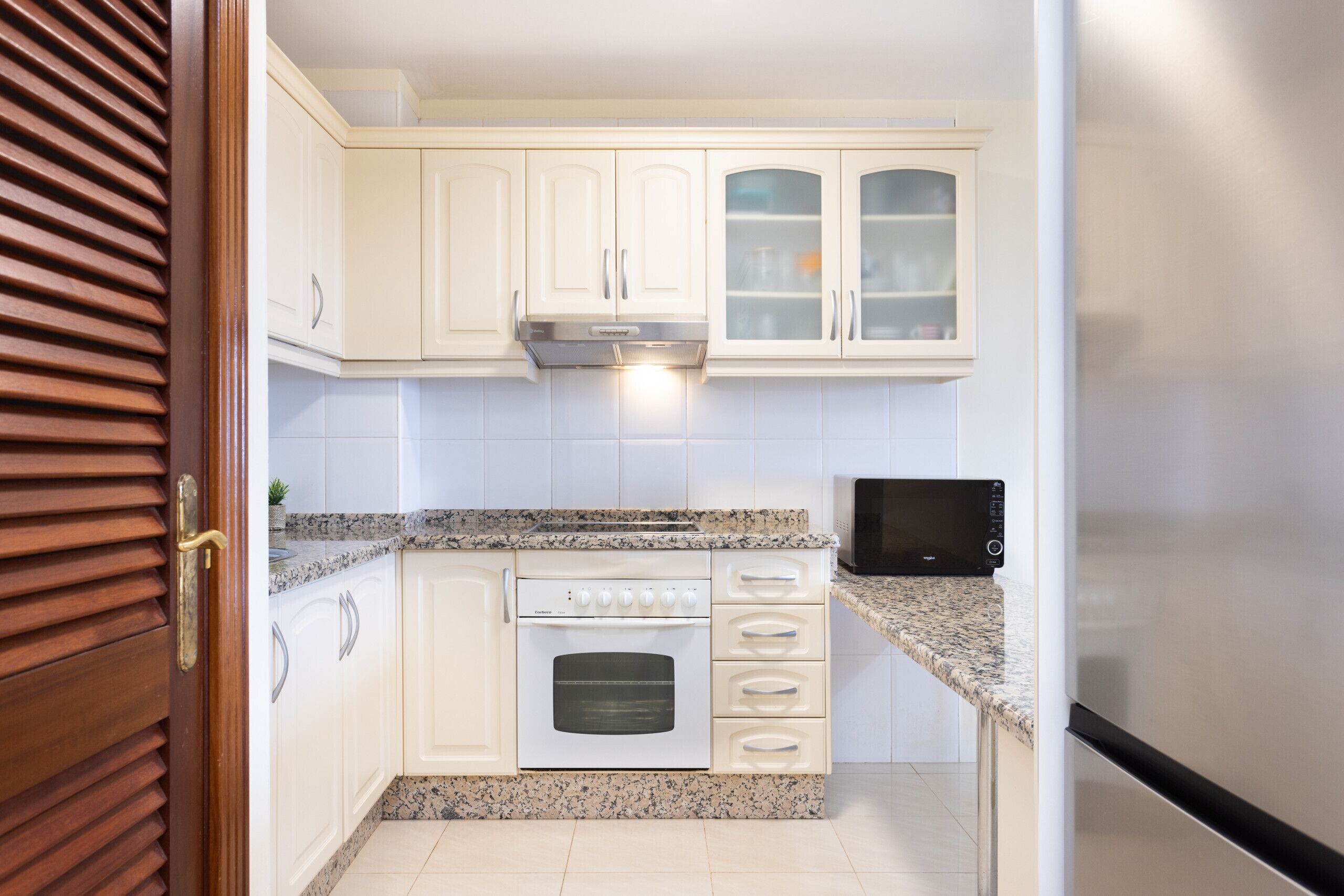 Réfrigérateur, micro-ondes, four, cafetière/bouilloire