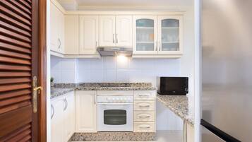 Fridge, microwave, oven, coffee/tea maker