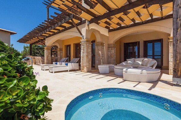 فيلا (4 Bedrooms) | المنشأة من الخارج