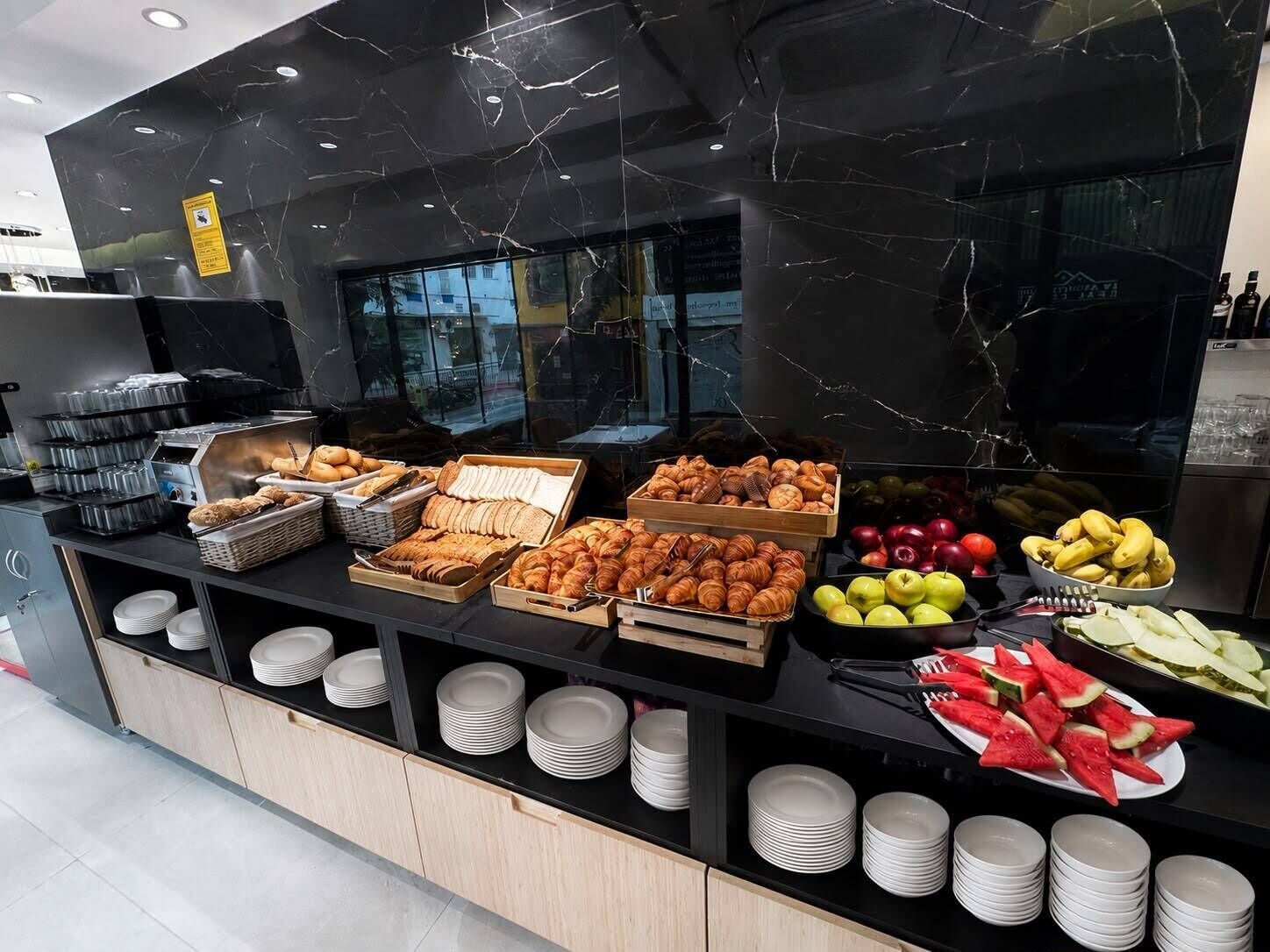Un comptoir de buffet proposant divers plats et assiettes.