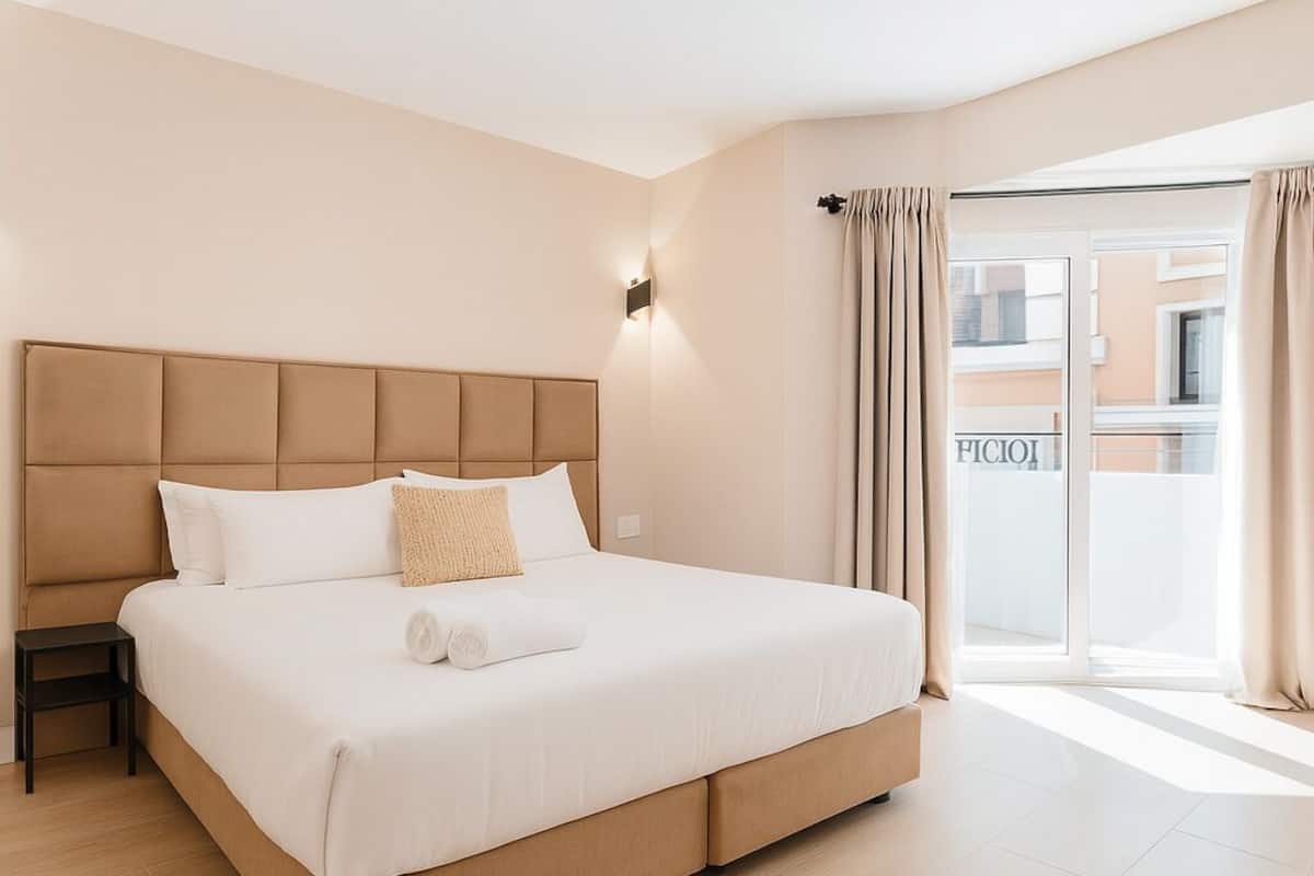 Chambre double ou avec lits jumeaux, balcon, vue sur la ville | Coffre-fort, bureau, rideaux d’obscurcissement
