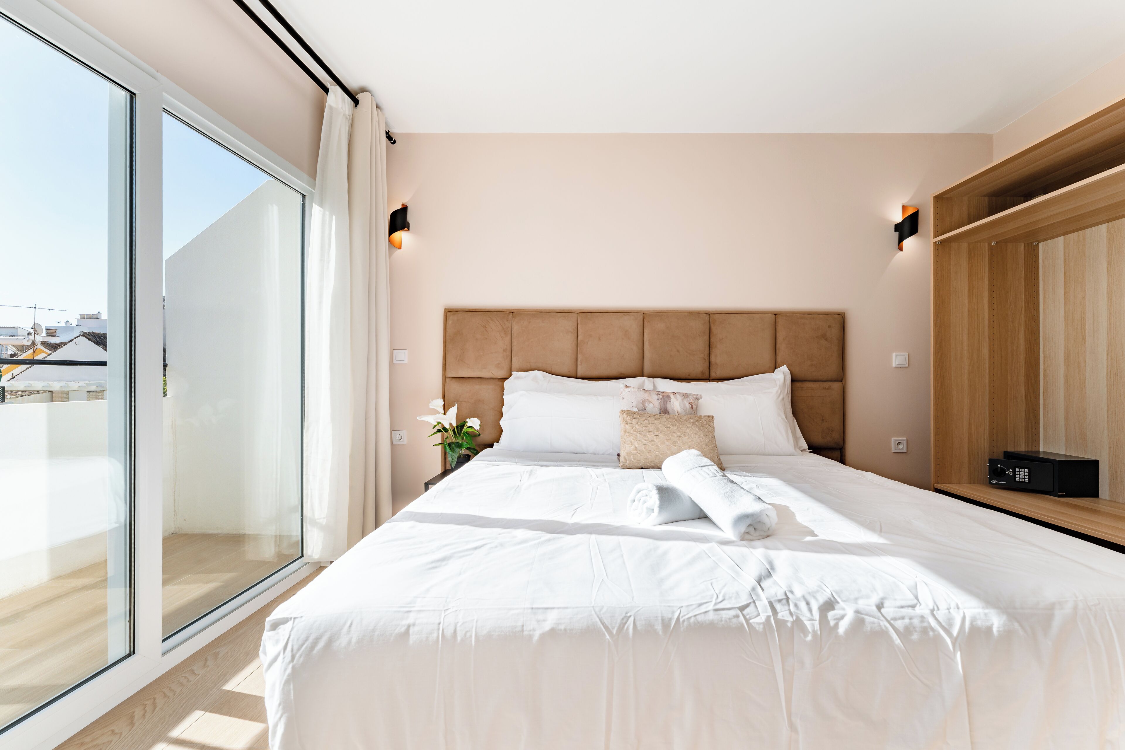 Estudio, balcón, vista a la ciudad | Caja de seguridad en la habitación, escritorio y cortinas blackout 