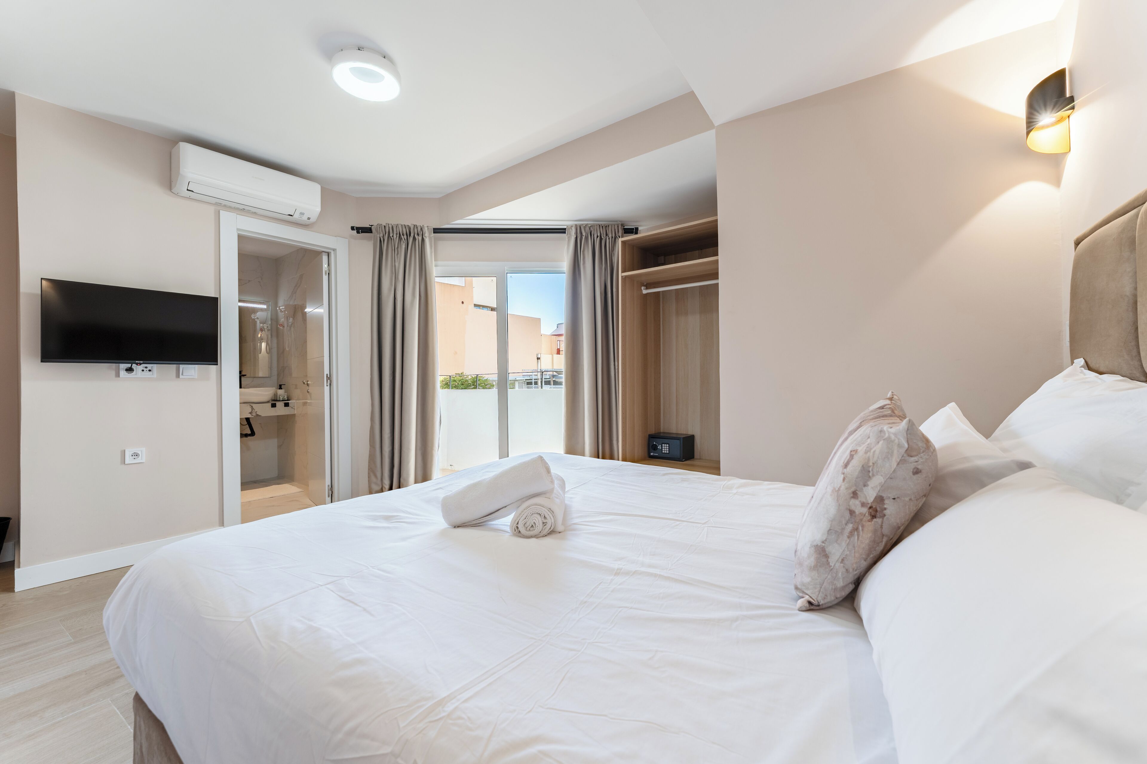 Caja de seguridad en la habitación, escritorio y cortinas blackout 