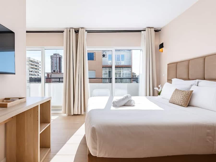 Estúdio, sacada, vista para a cidade | Cofres nos quartos, escrivaninha, cortinas blackout