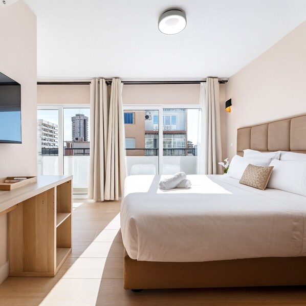 In-room safe, desk, blackout curtains, iron/ironing board - blanca maris (Fuengirola)