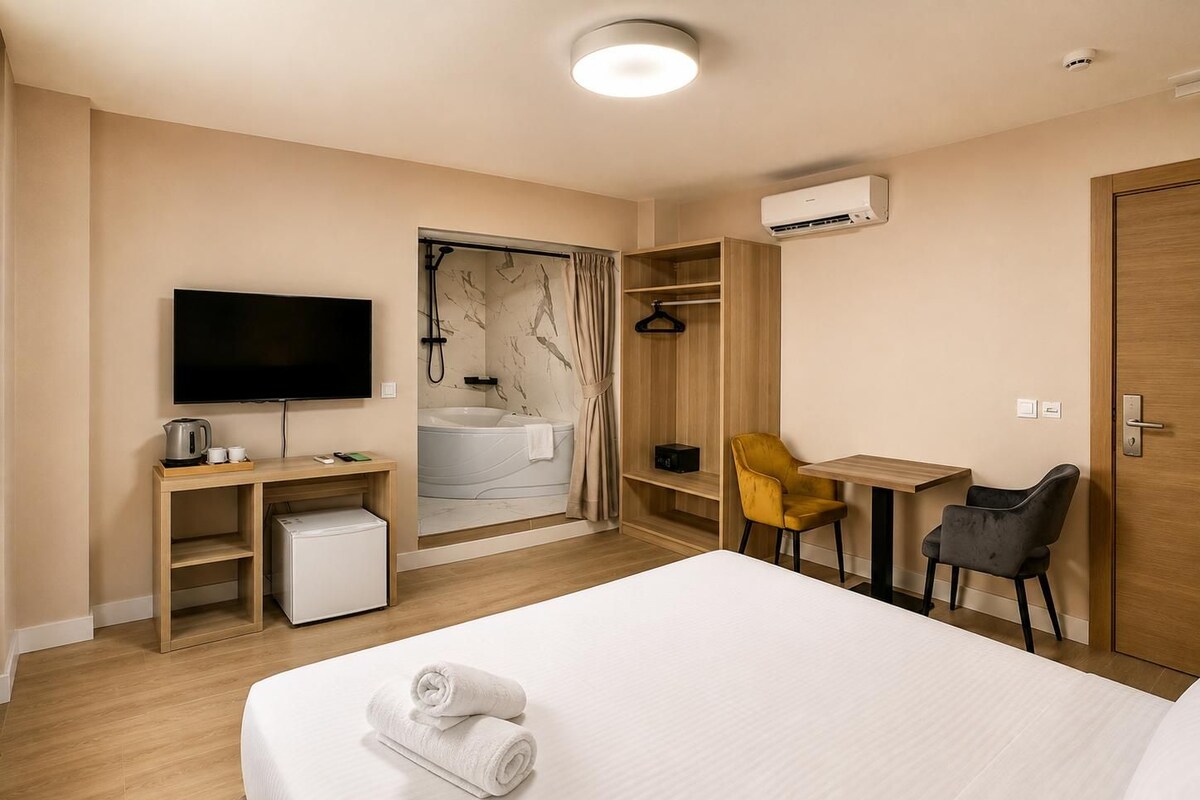 Double or Twin Room | In-room safe, desk, blackout drapes, iron/ironing board (on request)