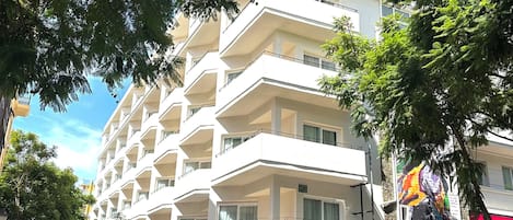 Vista frontal de la propiedad