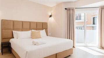 雙人或雙床房, 露台, 城市景 | 房內夾萬、書桌、遮光窗簾/窗簾、熨斗/熨衫板