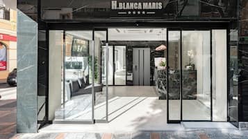 Vista frontal de la propiedad