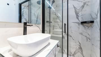 Studio, pemandangan kota | Kamar mandi | Shower, pengering rambut, handuk, dan sabun