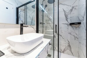 Studio, City View | Bathroom | Shower, hair dryer, towels, soap - blanca maris (Fuengirola)