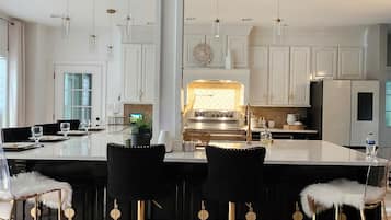 Micro-ondes, four, plaque de cuisson, lave-vaisselle