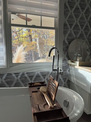 Boblebadekar, hårtørrer, bidet, håndklæder
