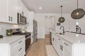 Réfrigérateur, four à micro-ondes, un four, surface de cuisson