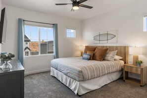 4 habitaciones, escritorio y tabla de planchar con plancha 