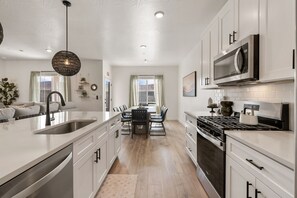 Réfrigérateur, four à micro-ondes, un four, surface de cuisson