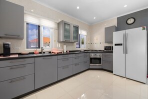 ثلاجة، ميكروويف، فرن، موقد طهي مسطح