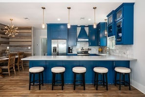 Kjøleskap, mikrobølgeovn, oppvaskmaskin og kaffetrakter/tekoker