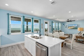 Kjøleskap, mikrobølgeovn, oppvaskmaskin og kaffetrakter/tekoker