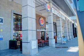 تناول الطعام بالخارج