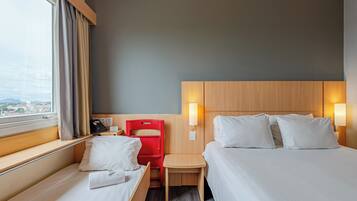 Habitación doble familiar, vista a la ciudad | Minibar, escritorio y espacio para trabajar con laptop