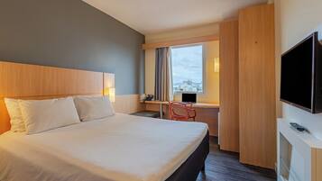 Habitación doble estándar, vista a la ciudad | Minibar, escritorio y espacio para trabajar con laptop