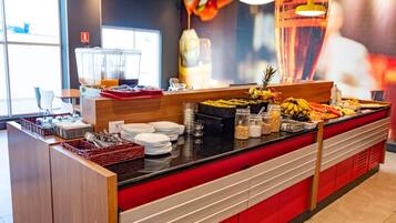 Café da manhã com buffet grátis todos os dias