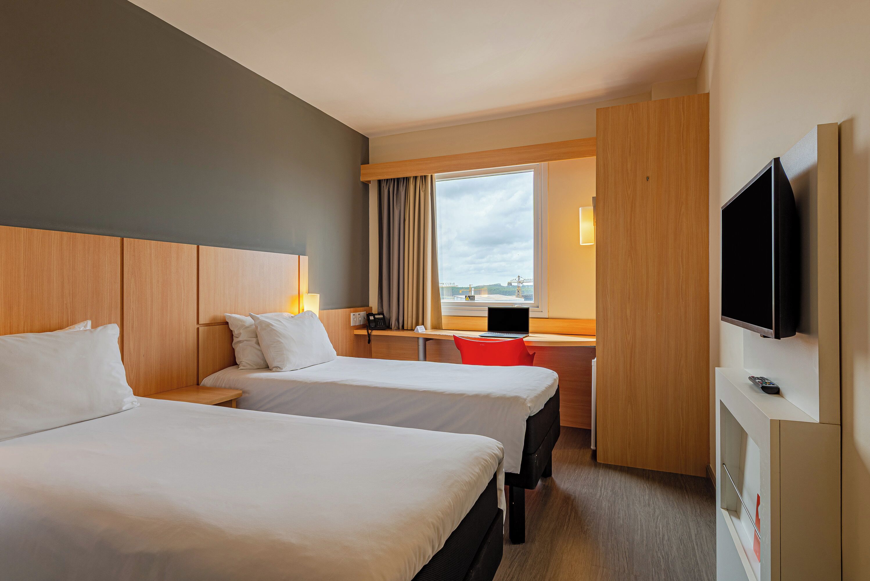 Chambre Standard avec lits jumeaux, vue ville | Minibar, bureau, espace de travail pour ordinateur portable