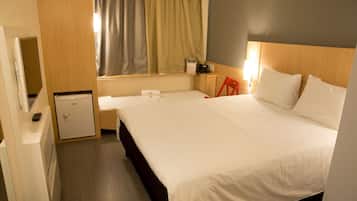 Quarto casal família, vista para a cidade | Frigobar, escrivaninha, espaço de trabalho para notebook