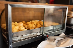 Café da manhã com buffet grátis todos os dias