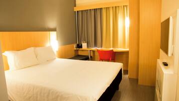 มินิบาร์, โต๊ะทำงาน, พื้นที่ทำงานแบบใช้แล็ปท็อป, ผ้าม่านกันแสง