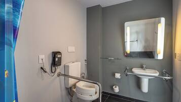 Habitación doble exclusiva, vista a la ciudad | Baño | Regadera, amenidades de baño gratuitas, secadora de cabello, toallas