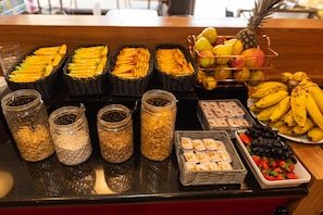 Café da manhã com buffet grátis todos os dias
