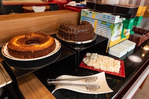 Café da manhã com buffet grátis todos os dias