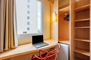 Minibar, escritorio y espacio para trabajar con laptop 