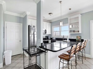 Réfrigérateur, four à micro-ondes, un four, surface de cuisson