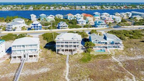 Une zone résidentielle côtière, avec des maisons et une vaste étendue d’eau en arrière-plan.
