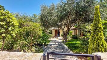 Villa (5 Bedrooms) | Exterior