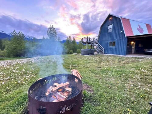 Mountain view | Private Hot Tub | Tiny Home | Yard